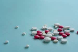 white and red pills which represents the difference between Brilinta vs Eliquis