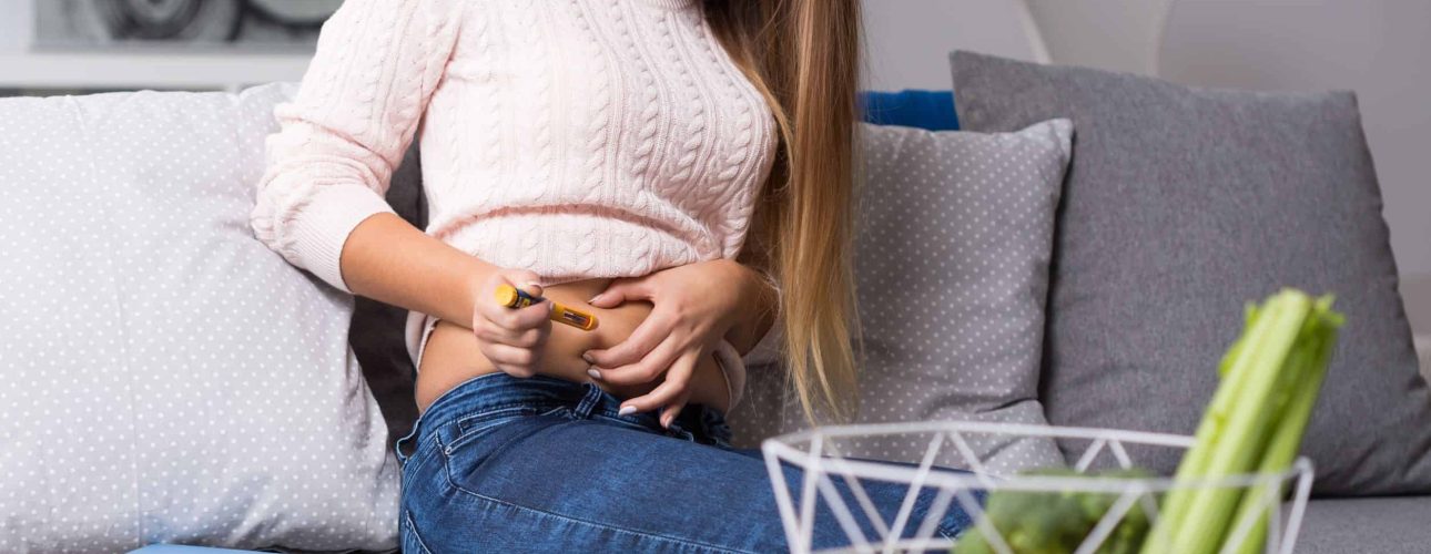 Picture of woman doing injection with insulin pen